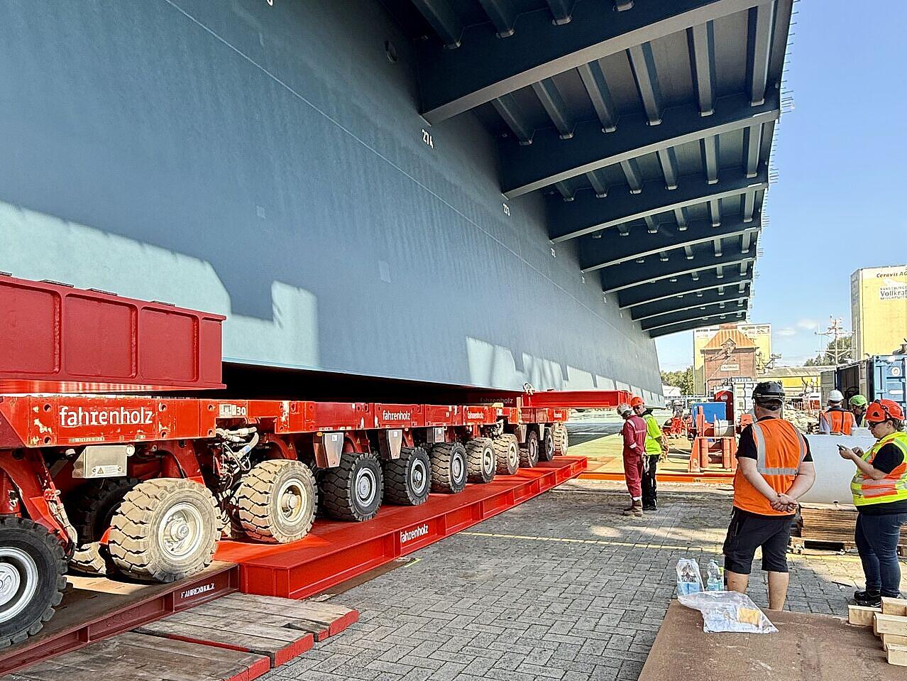 Nahaufnahme eines der Schwerlastmodule mit zahlreichen Rädern unter dem Mittelstück der neuen Rader Hochbrücke