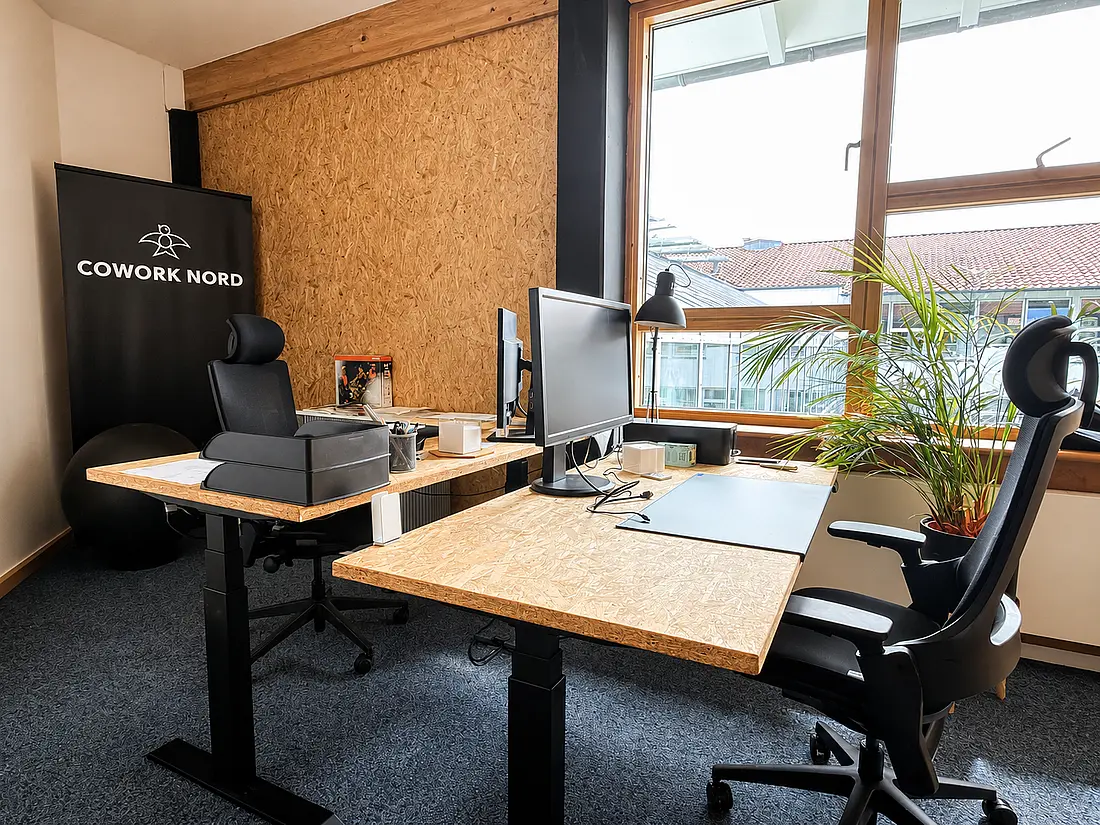 Büroecke mit zwei voll ausgestatteten Schreibtischen aus OSB-Platten. 