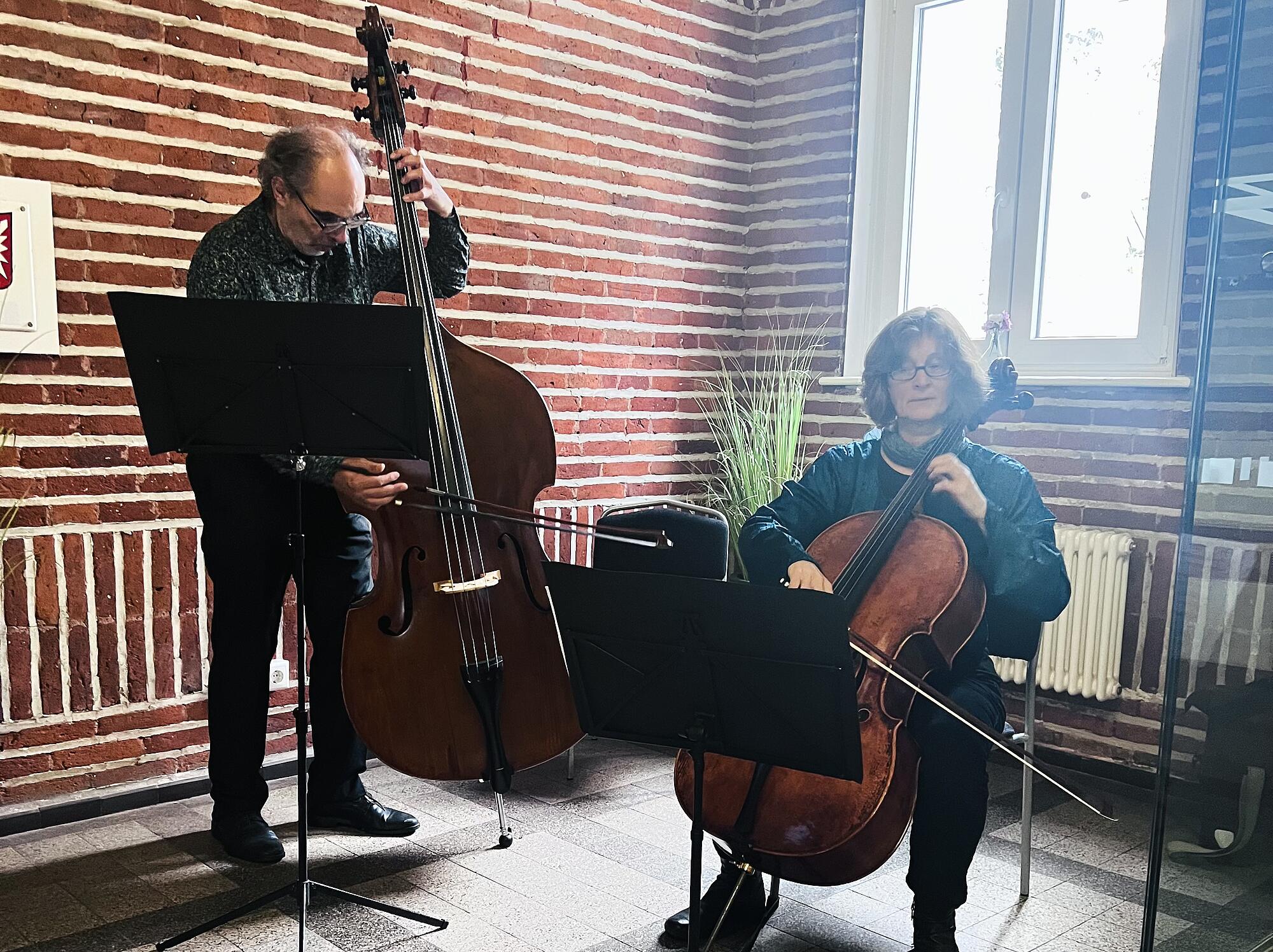 Zwei Musiker in einer alten Wartehalle.