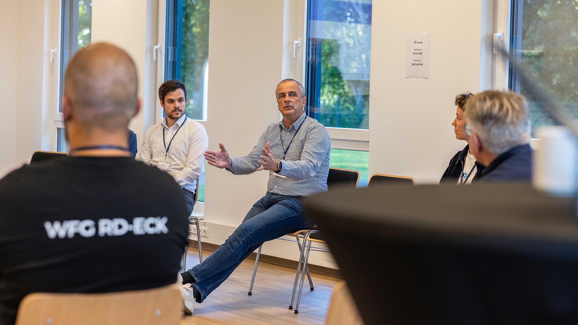 Teilnehmer eines Workshops im Gespräch.
