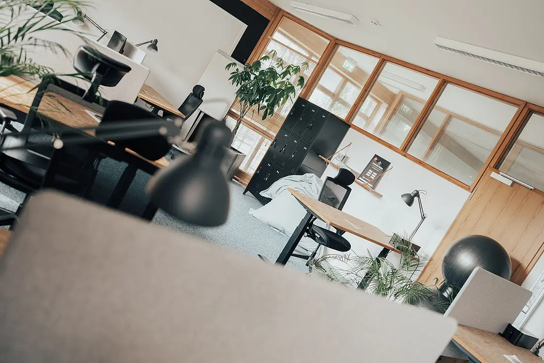 Mehrere Arbeitsplätze in einem Großraumbüro.