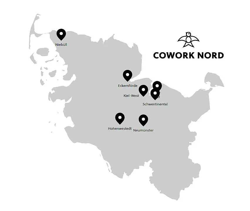 Grundrisskarte von Schleswig-Holstein in der die sieben Cowork Nord-Standorte mit Pinnnadeln gekennzeichnet sind. Daneben ist das Logo von Cowork Nord platziert mit Icon eines Vogels und Schriftzug "Cowork Nord"