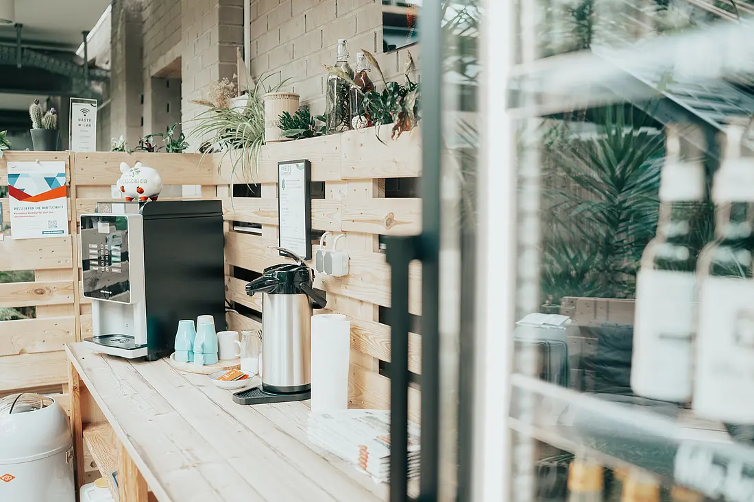 Aus Europaletten gebaute Küchenecke. Ausgestattet mit Kühlschrank, Kaffeemaschine und Geschirr.