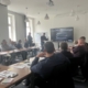 Das Foto zeigt einen Konferenzraum, auf dem mehrere Workshopteilnehmer zu sehen sind, die nach vorne zum Referenten blicken.
