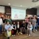 Gruppe von Menschen, die teilweise stehen und sitzen.