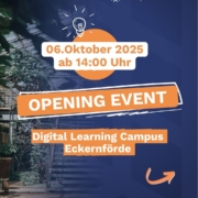 Anzeige zur Eröffnung des Digital Learning Campus auf blauen Hintergrund, weiße Schrift auf orangefarbenen Balken.