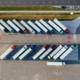 Ein Parkplatz von oben. In den Parkbuchten stehen viele LKWS.
