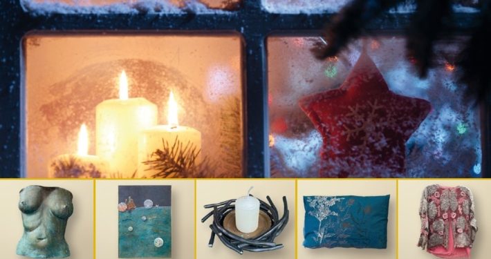 Ein gemaltes Bild. Man schaut in einen gemütlichen Raum durch mit drei brennende Kerzen und ein geschmückter Tannenbaum zusehen ist. Im unteren Bild ist ein Balken sind die Fotos von Kunstwerken zu sehen.