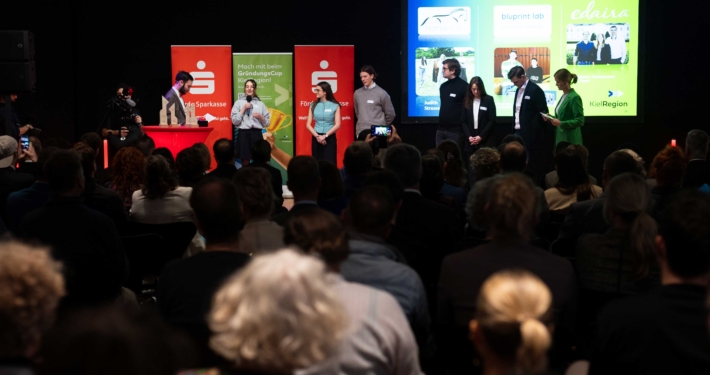GruendungsCup2025-Preisverleihung_Fotografen-Jonas-Makoshey Foto zeigt das Publikum der Preisverleihung des GründungsCups der KielRegion.