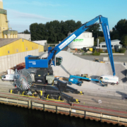 Großer blauer Kran im Kreishafen Rendsburg beim Umschlag.